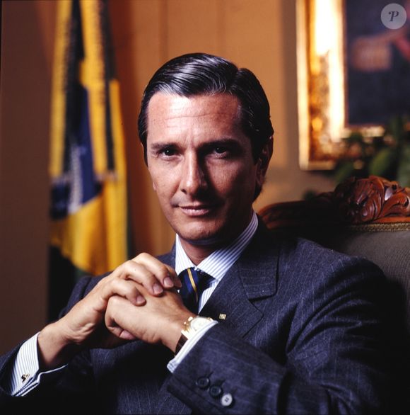 Fernando Collor anunciou um pacote para conter a hiperinflação. A lista de medidas incluía o bloqueio de poupanças e de contas correntes com valor acima de 50 mil cruzeiros