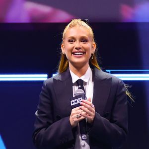 A atriz Marina Ruy Barbosa também já apostou em um terno feminino mega ousado com short para o evento em uma perspectiva de um novo smoking