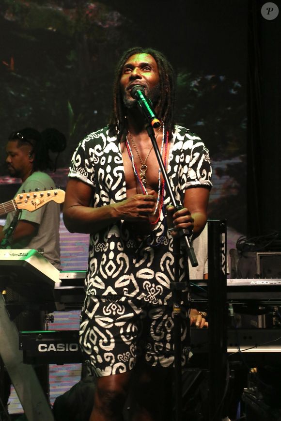 Beto Jamaica, ex-É o Tchan, mantém a forma com exercícios na academia