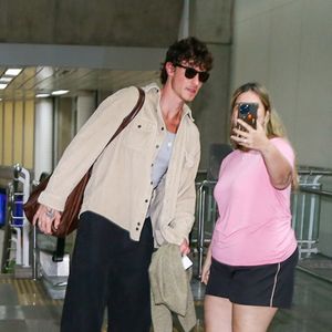 Shawn Mendes tira foto com fãs no aeroporto do Rio