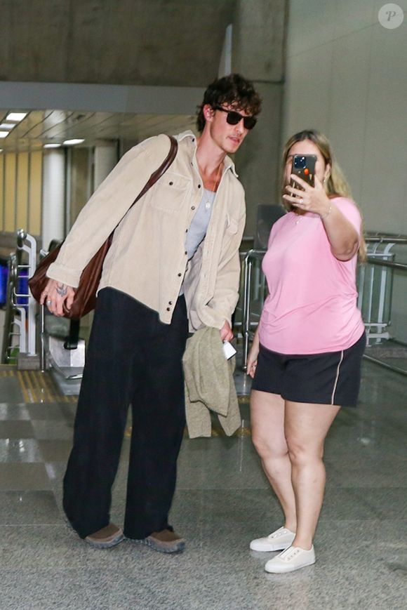 Shawn Mendes tira foto com fãs no aeroporto do Rio