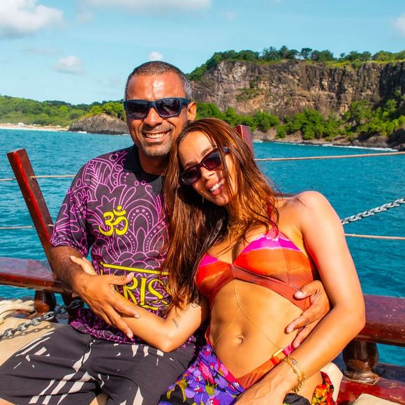 Depois de diversas comemorações, Anitta reuniu familiares e amigos em uma viagem especial, onde posou com moda praia