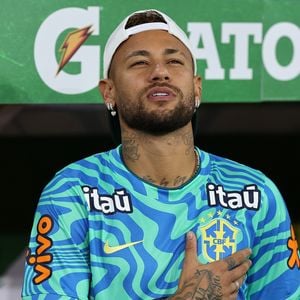 Neymar mostrou que até a bagagem pode ter personalidade. Além da tradicional mala da Louis Vuitton, o camisa 10 chamou atenção com uma exclusiva Keepall amarela da grife francesa
