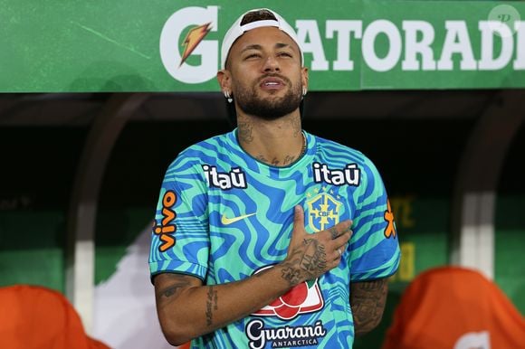 Neymar mostrou que até a bagagem pode ter personalidade. Além da tradicional mala da Louis Vuitton, o camisa 10 chamou atenção com uma exclusiva Keepall amarela da grife francesa
