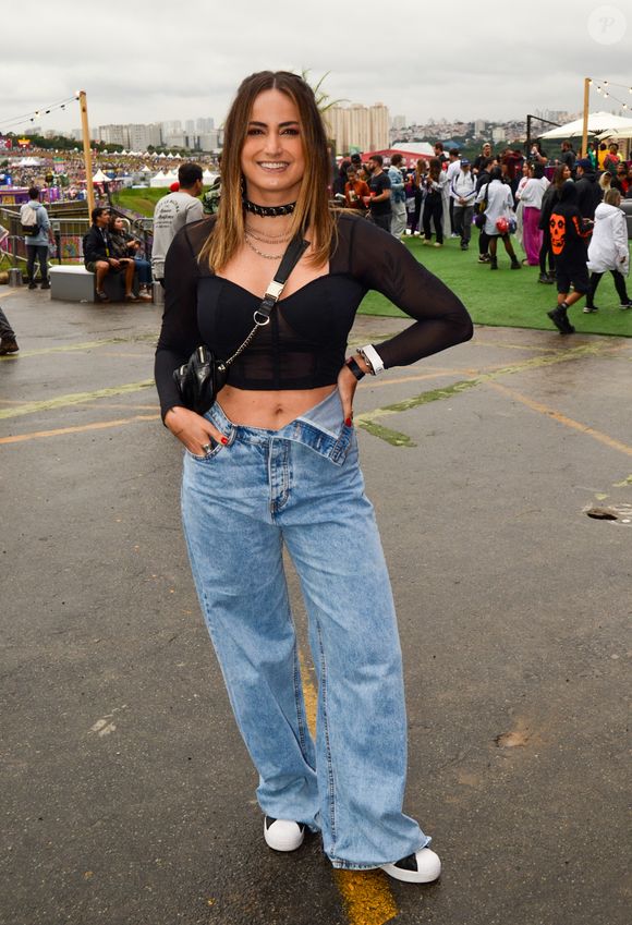 Lollapalooza 2024: Mari Palma destacou sua barriga sarada em uma combinação de calça jeans e cropped de manga comprida