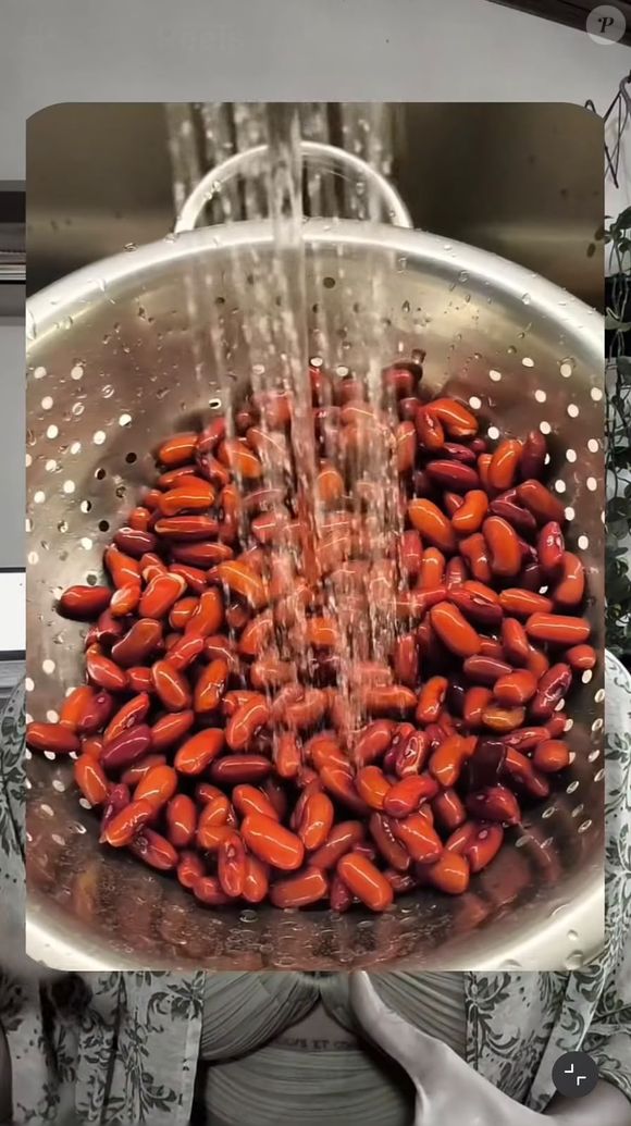 Segundo Kariny Elias, a receita leva apenas feijão vermelho, água e algumas horas de molho, antes de o alimento ser cozido por aproximadamente 15 minutos na panela de pressão