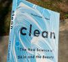Autor de "Clean: The New Science of Skin", Hamblin compara o uso de sabonete a “remover a terra de um jardim” e levanta debate sobre microbioma