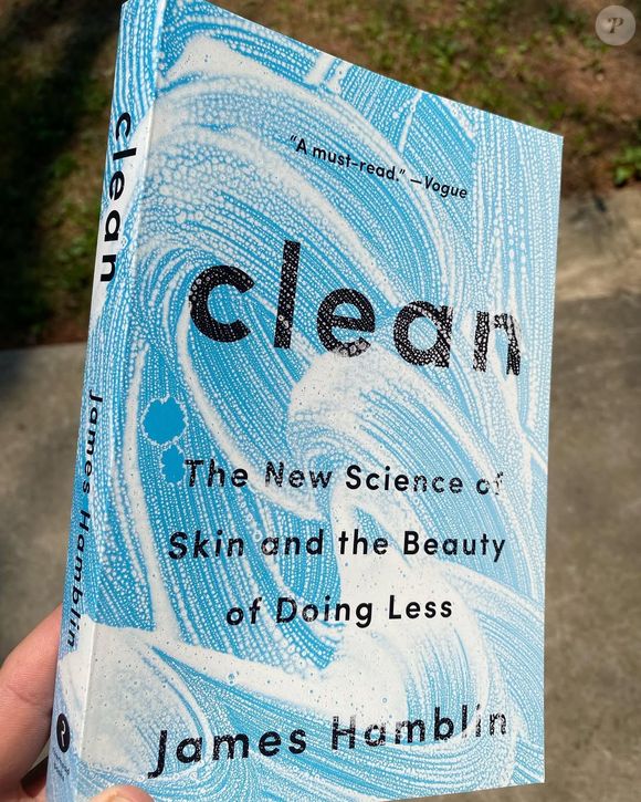 Autor de "Clean: The New Science of Skin", Hamblin compara o uso de sabonete a “remover a terra de um jardim” e levanta debate sobre microbioma