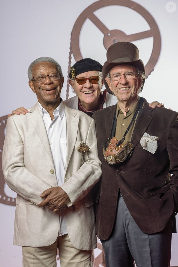 Juca de Oliveira grava vinheta da Globo com Ney Latorraca e Milton Gonçalves em 2018