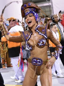 Há quase 10 anos, Sabrina Sato passou por perrengue no Carnaval de SP ao desfilar pela Gaviões da Fiel sem parte da fantasia: 'Não deu'