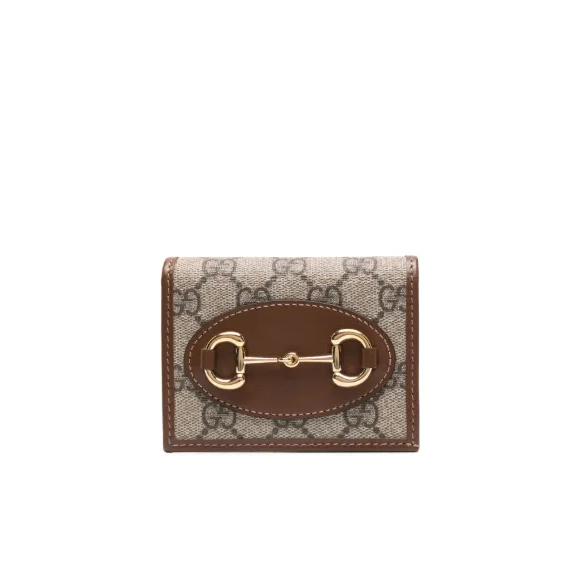 O acessório chamou atenção no look de Isabelle Drummond: a carteira usada pela atriz é bastante semelhante ao modelo Gucci Horsebit 1955, em canvas GG Supreme com acabamento em couro marrom e o tradicional detalhe inspirado na mordida de cavalo