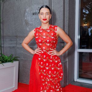 Sempre autêntica, Bruna Linzmeyer trouxe o frescor do verão carioca para o tapete vermelho com um vestido longo de tule vermelho vibrante, inteiramente decorado com bordados florais em tons de branco e verde! A peça apresenta um design romântico com transparências estratégicas e uma saia em camadas com efeito balonê suave na barra, criando um movimento fluido e orgânico