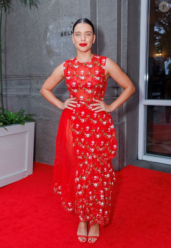 Sempre autêntica, Bruna Linzmeyer trouxe o frescor do verão carioca para o tapete vermelho com um vestido longo de tule vermelho vibrante, inteiramente decorado com bordados florais em tons de branco e verde! A peça apresenta um design romântico com transparências estratégicas e uma saia em camadas com efeito balonê suave na barra, criando um movimento fluido e orgânico