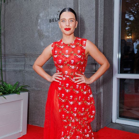 Sempre autêntica, Bruna Linzmeyer trouxe o frescor do verão carioca para o tapete vermelho com um vestido longo de tule vermelho vibrante, inteiramente decorado com bordados florais em tons de branco e verde! A peça apresenta um design romântico com transparências estratégicas e uma saia em camadas com efeito balonê suave na barra, criando um movimento fluido e orgânico