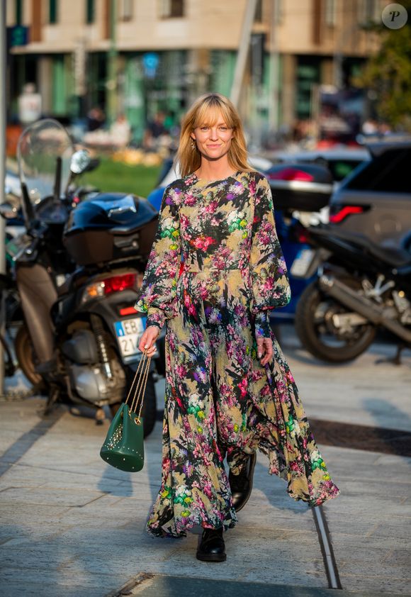 Este vestido longo, apesar de comprido, é levinho e tem mangas volumosas: uma produção perfeita para Primavera