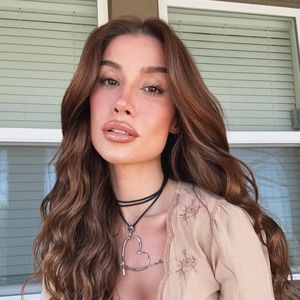 Famosa pelo batom marcante no início da carreira, Bianca hoje reforça a importância de unir estética e cuidado e frequentemente compartilha dicas em suas redes sociais de como exaltar a boca com combinações modernas de texturas, cores e efeitos como as tendências mocha mousse, cherry lips e glossy makeup.