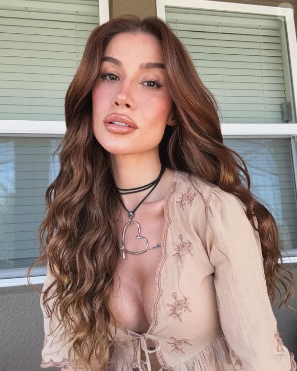 Famosa pelo batom marcante no início da carreira, Bianca hoje reforça a importância de unir estética e cuidado e frequentemente compartilha dicas em suas redes sociais de como exaltar a boca com combinações modernas de texturas, cores e efeitos como as tendências mocha mousse, cherry lips e glossy makeup.