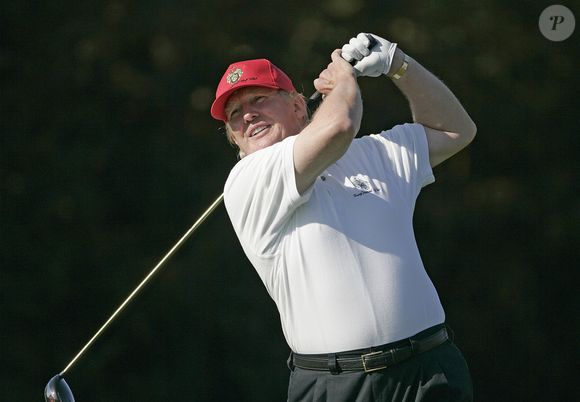 2006: Donald Trump mostra seu talento em uma partida de golfe