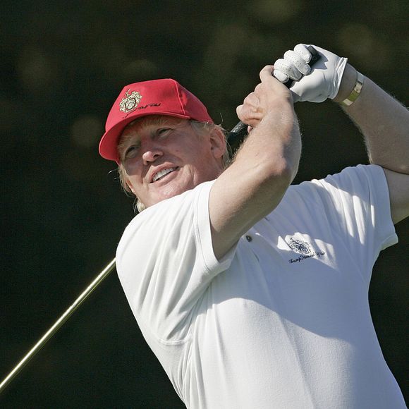 2006: Donald Trump mostra seu talento em uma partida de golfe