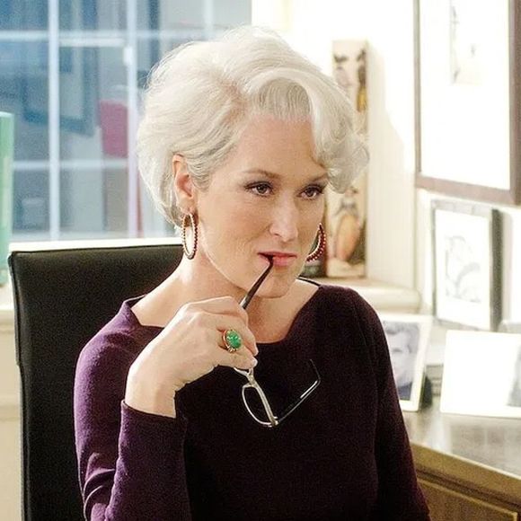 A influência de Miranda Priestly ajuda a destacar que fios saudáveis, com brilho e alinhamento, são resultado de rotina e não apenas de finalização