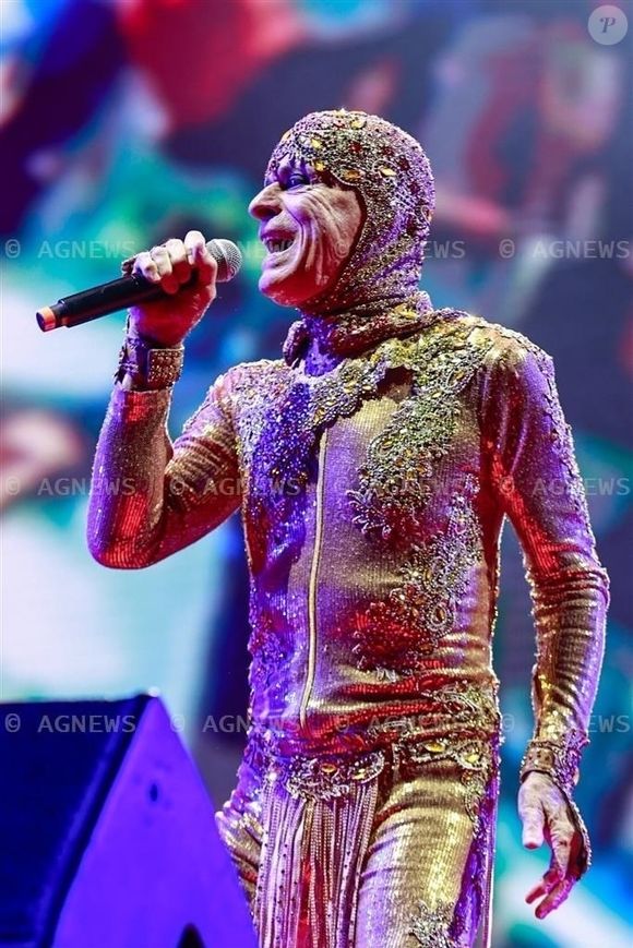 O cantor Ney Matogrosso afirmou que nunca foi criticado por estar velho demais para cantar ou pelos figurinos que usa nos palcos