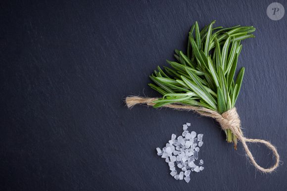 O banho de sal grosso e o banho de alecrim formam juntos um ritual poderoso que une limpeza profunda e renovação vibrante.
