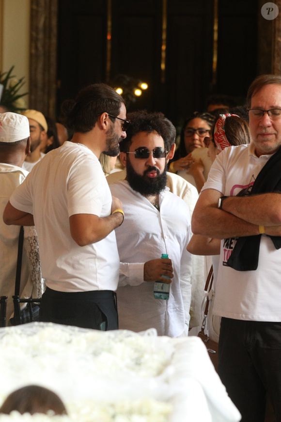 Primo de Preta Gil, Gabriel Gil esteve presente no velório da cantora, ocorrido em 25 de julho de 2025, no Theatro Municipal do Rio de Janeiro.