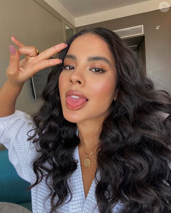 Bella Campos é dona de cabelo cacheado natural e cheio de estilo