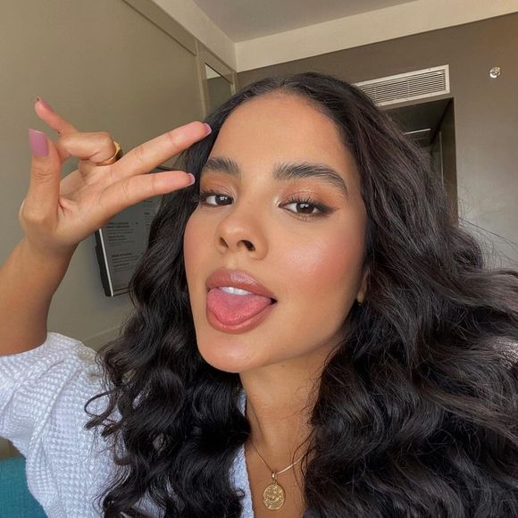 Bella Campos é dona de cabelo cacheado natural e cheio de estilo