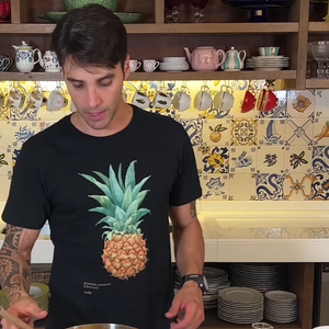 Em seguida, acrescente primeiro os legumes de cozimento lento, como a cenoura e a mandioca, cobrindo com água