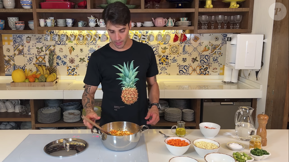 Em seguida, acrescente primeiro os legumes de cozimento lento, como a cenoura e a mandioca, cobrindo com água