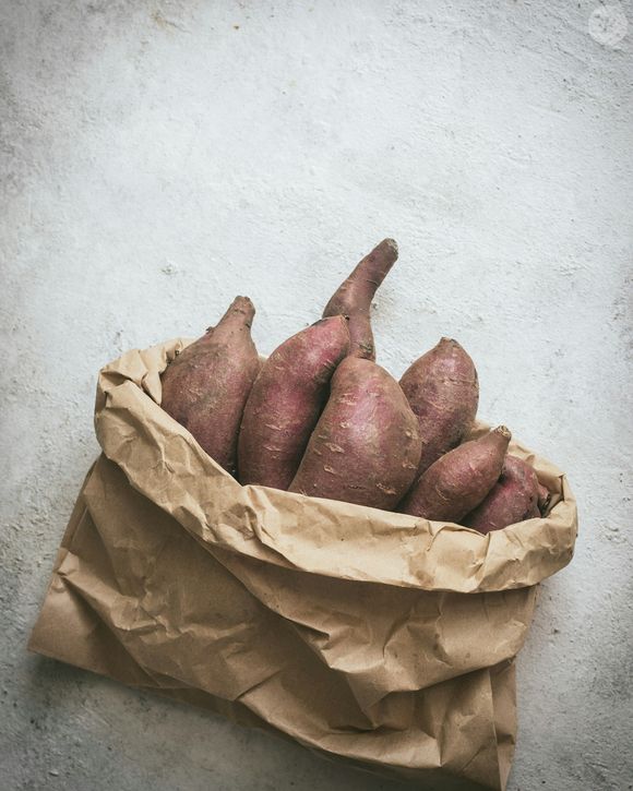 Com movimentos suaves de dentro para fora, ela passou as fatias da batata sob os olhos, como se quisesse se livrar do inchaço e das olheiras.