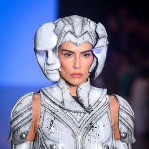 Deborah Secco impressiona ao surgir na passarela com look robótico assinado por Dario Mittmann, na 59ª edição da SPFW.