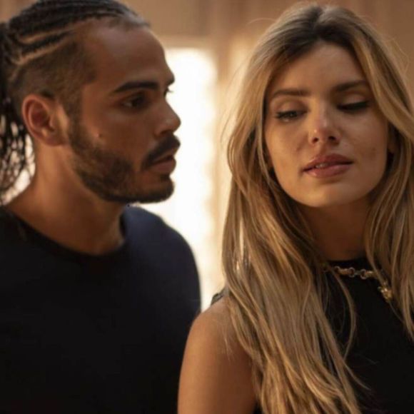 Sofia (Camila Queiroz) confessa para Gabriel (Romaní) seu plano de vingança contra Lola (Camila Pitanga) na novela Beleza Fatal