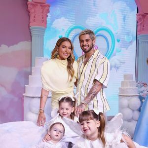 Dentre os detalhes do vestido estão modelagem curta, musseline transparente com forro elástico, decote alto drapeado, zíper lateral invisível e costas abertas.