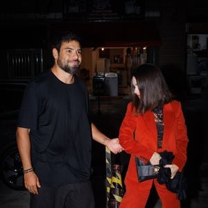 Sandy não parou para fotos, mas foi simpática com os fotógrafos presentes no local