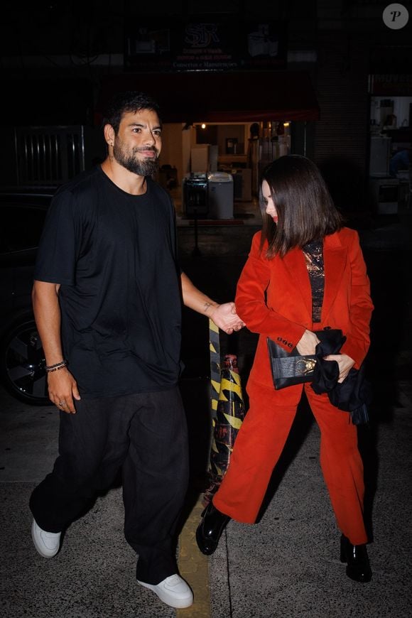 Sandy não parou para fotos, mas foi simpática com os fotógrafos presentes no local