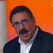 De novo… Ratinho dispara comentários homofóbicos em seu programa no SBT e ‘culpa’ novelas: ‘Mostrando homem beijando homem…’