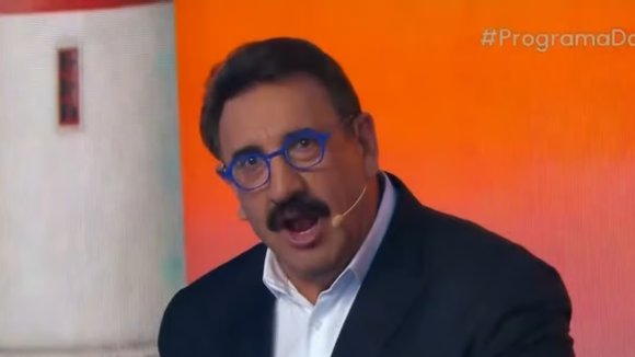 De novo… Ratinho dispara comentários homofóbicos em seu programa no SBT e ‘culpa’ novelas: ‘Mostrando homem beijando homem…’