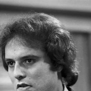 Dennis Carvalho trabalhou em incontáveis novelas, séries, minisséries, especiais, programas e especiais nos mais de 60 anos da carreira - foto mostra profissional em 'Pecado Capital', de 1975