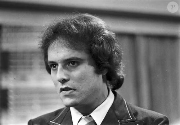 Dennis Carvalho trabalhou em incontáveis novelas, séries, minisséries, especiais, programas e especiais nos mais de 60 anos da carreira - foto mostra profissional em 'Pecado Capital', de 1975