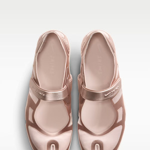 Com acabamento em cetim e divisão frontal marcante, NikeSKIMS Rift Satin desponta como uma das versões mais elegantes da marca