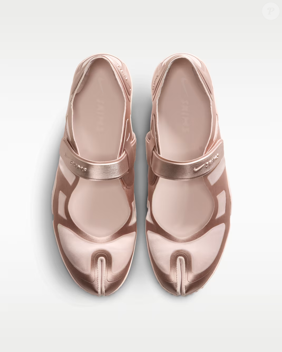 Com acabamento em cetim e divisão frontal marcante, NikeSKIMS Rift Satin desponta como uma das versões mais elegantes da marca