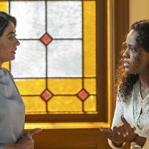 Clarice (Carol Castro) e Beatriz (Duda Santos) se emocionam com a revelação de serem mãe e filha na novela Garota do Momento