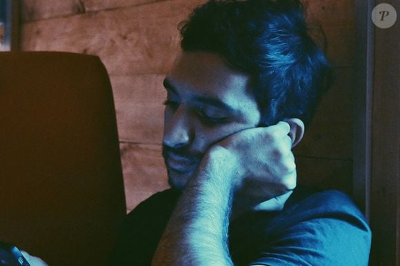 À culpa, devemos acrescentar a relação tóxica que surge entre ‘viver’ e provar que você viveu. Se você não compartilha o que fez nas suas redes sociais, não aconteceu