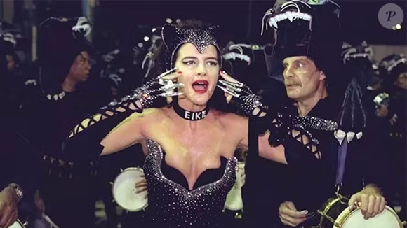 Luma de Oliveira já afastou as críticas pela fantasia icônica: ‘Uma mulher submissa não estaria com um maiô sexy, de bota, sambando na frente de 300 ritmistas’, disse ela à Folha