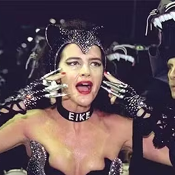 Luma de Oliveira já afastou as críticas pela fantasia icônica: ‘Uma mulher submissa não estaria com um maiô sexy, de bota, sambando na frente de 300 ritmistas’, disse ela à Folha