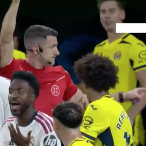 Vini Jr. não aceitou a expulsão e brigou com o árbitro em campo