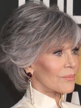 Sete cortes de cabelo grisalho para mulheres com mais de 50 anos