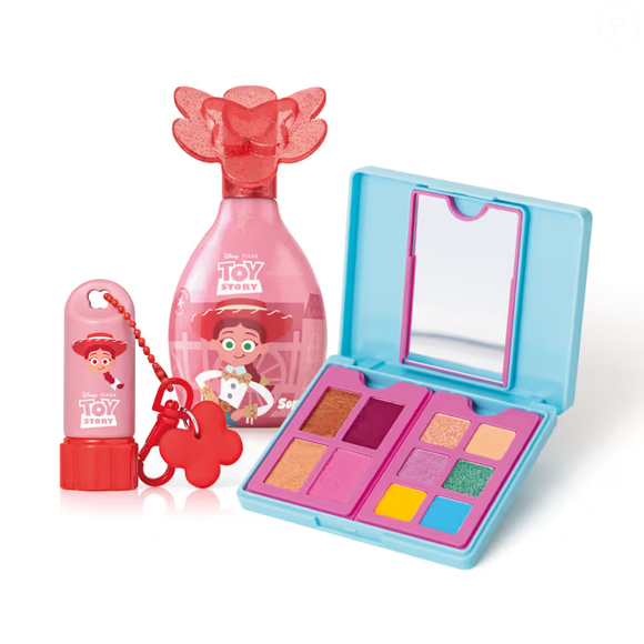 O Combo 'Toy Story' reúne Colônia Vaqueira Valente 100ml, Paleta Memórias Felizes 10g e Balm Labial 3g. Até o fechamento desta matéria, o kit custava R$ 247,90 no site oficial do O Boticário